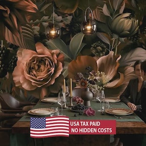 Puede incluir: Una mesa de comedor preparada para una comida, con dos personas sentadas. La mesa está puesta con platos, vasos y velas. El fondo presenta un gran mural floral con rosas y otras flores. El texto "USA TAX PAID NO HIDDEN COSTS" es visible.