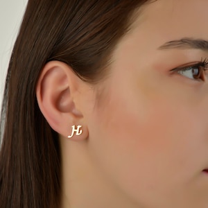 Anfangsgold Ohrstecker, personalisierte Ohrringe, kleine Buchstaben Ohrstecker, personalisierte erste Ohrringe, Geschenk erste Ohrringe, Ohrstecker