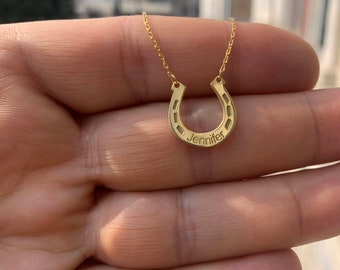 Collana con nome a ferro di cavallo in oro 14k, collana a ferro di cavallo personalizzata, incisa con il tuo nome o nome del cavallo, collana con ciondolo a ferro di cavallo fortunato