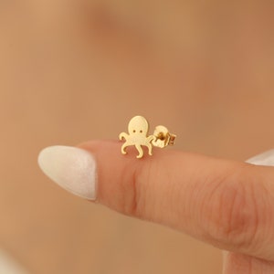 Orecchini a bottone di polpo 14k, orecchini a bottone di polpo in argento sterling, orecchini di pesci dell'oceano, orecchini a bottone di polpo minuscolo, orecchini animali