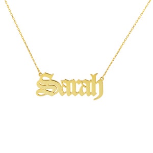 Gepersonaliseerde oud-Engelse naamketting, aangepaste naambordketting in gotische stijl. Oud-Engelse hanger met gotisch lettertype, gepersonaliseerde sieraden