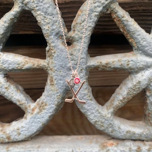 Colar de hóquei personalizado com pingente de letra de pedra de nascimento, colar de hóquei, joias de hóquei no gelo, presentes esportivos para filha, presente de aniversário para ela