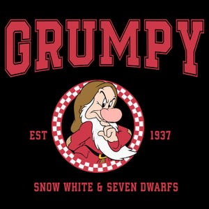 Puede incluir: Gráfico negro con la palabra "GRUMPY" en letras rojas en bloque sobre una ilustración de Gruñón de Blancanieves y los Siete Enanitos. La ilustración está dentro de un círculo a cuadros rojo y blanco, con "EST 1937" y "SNOW WHITE & SEVEN DWARFS" debajo.