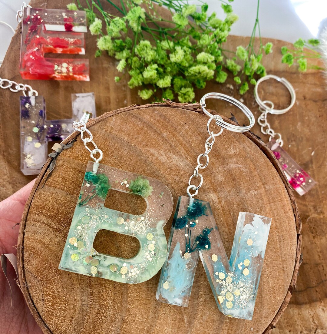 BrightGlow Initialen Schlüsselanhänger - Personalisierter Harz Anhänger Mit Buchstabe