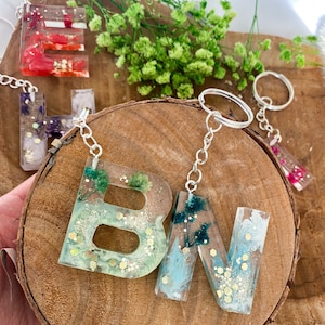 Resin-Buchstaben Schlüsselanhänger durchsichtig mit Farbe, Glitzer und Blumen /Kunstharz Anhänger/ epodex/ Geburtstag/ Geschenkidee