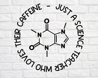 Può includere: Un design grafico in bianco e nero di una molecola di caffeina con il testo "Just a science teacher who loves their caffeine" che la circonda.