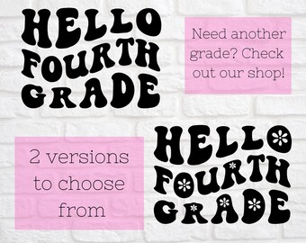 Könnte beinhalten: Zwei Versionen eines schwarz-weißen Grafikdesigns, das "Hello Fourth Grade" in einer Retro-Schriftart sagt. Die zweite Version hat weiße Blumen im Design.