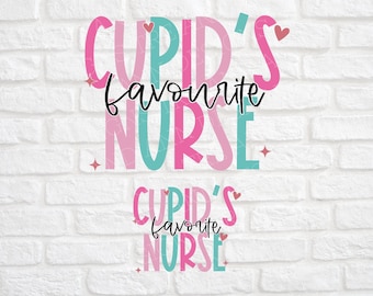 Pode incluir: Design gráfico rosa e turquesa com o texto "Cupid's favorite nurse" em uma fonte divertida. O design inclui corações e detalhes de glitter.