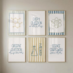 Puede incluir: Un conjunto de seis láminas decorativas con ilustraciones y texto sobre ciencia. Los diseños incluyen una estructura molecular, un átomo, material de laboratorio y las frases Every Question Matters, Observe Question Discover y Science Starts With Wonder.
