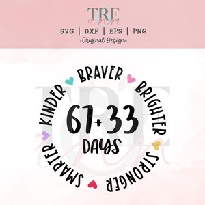 Könnte beinhalten: Ein digitales Design mit den Wörtern "Braver, Brighter, Stronger, Smarter, Kinder", die die Zahlen "67+33 DAYS" umgeben. Das Design enthält Herzen und den Text "SVG | DXF | EPS | PNG - Original Design".