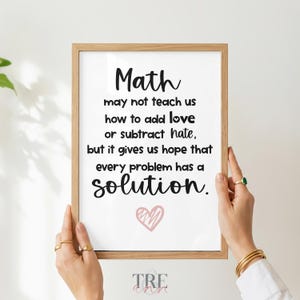 Puede incluir: Una lámina de arte enmarcada con texto en negro que dice: Math may not teach us how to add love or subtract hate, but it gives us hope that every problem has a solution. Debajo del texto hay una pequeña ilustración de un corazón rosa dibujado.