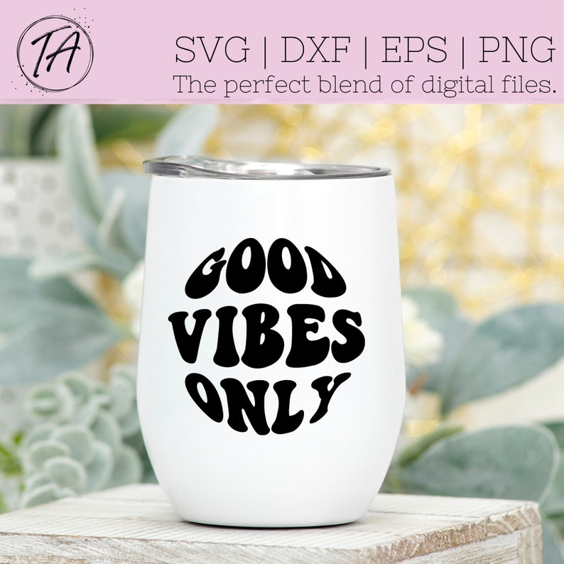 Op de afbeelding: Een witte roestvrijstalen tumbler met een zwarte afbeelding waarop in een retro-lettertype "Good Vibes Only" staat.