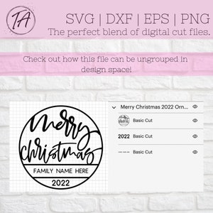 Puede incluir: Dise&ntilde;o de archivo de corte digital en blanco y negro para un adorno navide&ntilde;o. El dise&ntilde;o presenta el texto "Merry Christmas" en una fuente manuscrita, con el a&ntilde;o "2022" y las palabras "Family Name Here" debajo.