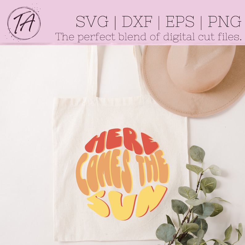 Puede incluir: Una bolsa de tela blanca con el texto "HERE COMES THE SUN" en una fuente retro y colorida. El texto est&aacute; en forma de c&iacute;rculo con colores rojo, naranja y amarillo.