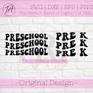 Può includere: Disegni di testo neri per la scuola materna e la pre-K, con le parole "PRESCHOOL" e "PRE K" ripetute tre volte ciascuna. Il testo è in grassetto, con un font retrò. L'immagine include anche il testo "SVG | DXF | EPS | PNG" e "The Perfect Blend of Digital Cut Files."