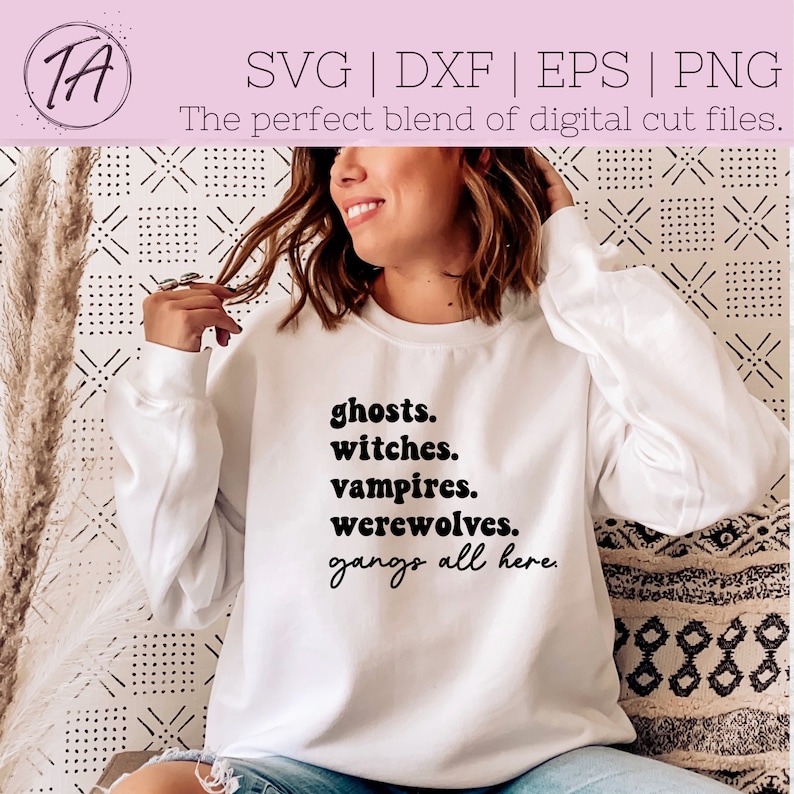 Pode incluir: Camisola branca com texto preto que diz "ghosts. witches. vampires. werewolves. gangs all here."