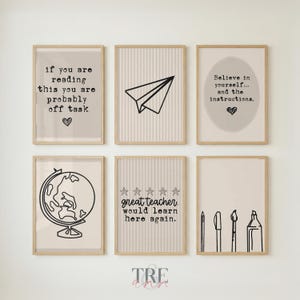 Può includere: Un set di sei stampe da parete incorniciate con cornici in legno chiaro. Le stampe presentano disegni a linee nere e testo su sfondi beige, tra cui un aeroplanino di carta, un mappamondo, utensili da scrittura e citazioni su insegnanti e compiti.