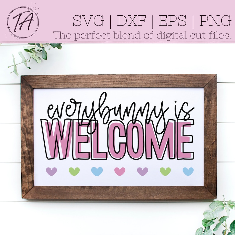 Może przedstawiać: Drewniany znak w ramie z tekstem "everybunny is WELCOME" w r&oacute;żowych i czarnych literach. Na dole znaku znajduje się sześć małych r&oacute;żowych, zielonych i niebieskich serc.