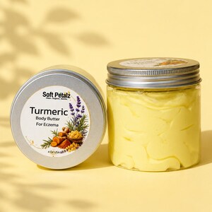 Op de afbeelding: Een doorzichtige plastic pot gevuld met gele bodybutter en een zilveren metalen deksel, vergezeld van een los deksel met een etiket waarop Soft Pétalz Turmeric Body Butter For Eczema 4 OZ USA staat met botanische illustraties.