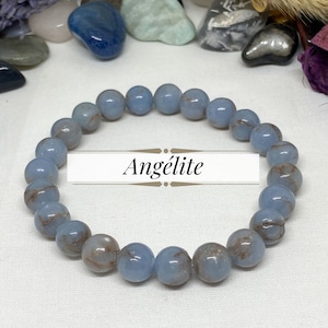Peut inclure: Un bracelet en perles d'angélite bleu et blanc. Les perles sont rondes et ont un motif marbré.
