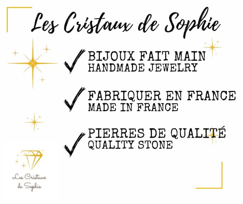 May include: A white background with gold stars and a gold diamond shape. The text "Les Cristaux de Sophie" is in black cursive font. Below the text are three checkmarks with text in black font: "BIJOUX FAIT MAIN HANDMADE JEWELRY", "FABRIQUER EN FRANCE MADE IN FRANCE", and "PIERRES DE QUALIT&Eacute; QUALITY STONE".