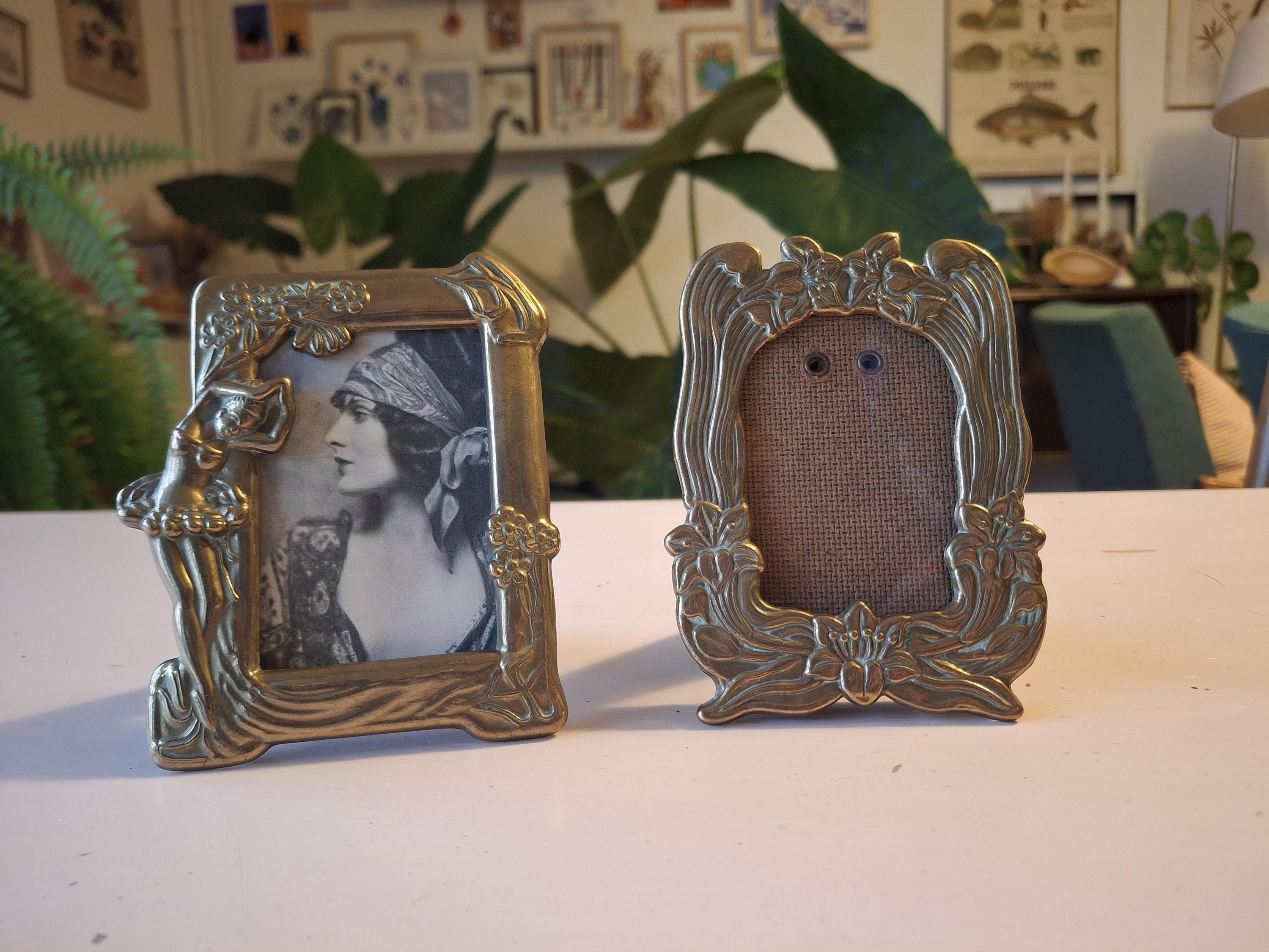 Broche Porte-Photo Vintage Style Art Nouveau - Décor Floral Avec Portrait Garçon Noir & Blanc - Occasion