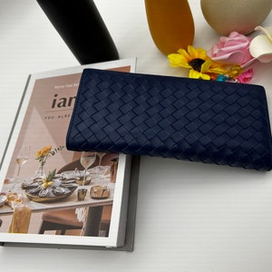 Cartera de piel de oveja azul claro, monedero tejido, bolso de mano largo de piel auténtica para mujer, regalo de novia suave, ligero y moderno.