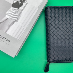 Long zipper women's sheepskin woven wallet, new fashionable high-quality genuine leather clutch bag, light and soft dark blue.