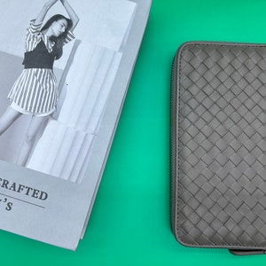 Cartera larga para mujer, tejido de piel de oveja gris con cremallera, bolso de mano ligero de piel suave, nueva moda y regalo para madre de alta calidad.