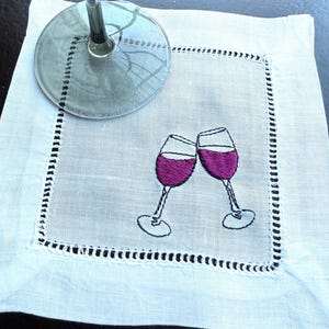 Geborduurde linnen cocktailservetten, martiniglas, barwagen cocktailservetten, wijngeborduurde servetten, drankjes geborduurd servet, cadeau