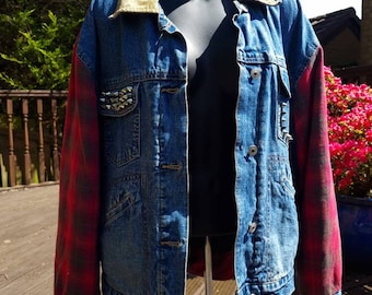 STAY WILD - Chaqueta de mezclilla de festival personalizada Oversized Vintage Stud Spike Boho Tartan Red Check Indie Rock Coat Funky Unique