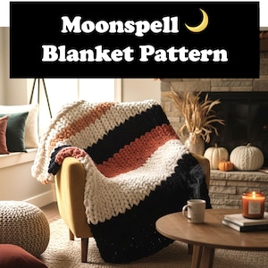 Pode incluir: Uma manta grossa listrada em creme, preto e laranja enferrujado sobre uma poltrona amarela. O texto "Moonspeel Blanket Pattern" está no topo. Uma mesa de centro com uma caneca e uma vela está em frente à cadeira. Cena aconchegante.