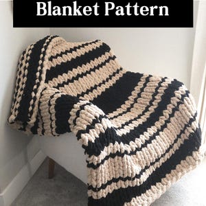 Puede incluir: Una manta de punto grueso con un patrón de rayas repetitivas en hilo negro y beige. El texto "Mesa Noir Blanket Pattern" se muestra en letras blancas sobre un fondo rectangular negro en la parte superior de la imagen.