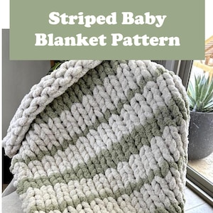 Könnte beinhalten: Eine handgefertigte Babydecke mit Streifenmuster. Die Decke hat abwechselnde Streifen in Hellgrün und Off-White, wodurch ein gemütliches und strukturiertes Aussehen entsteht. Der Text "Striped Baby Blanket Pattern" steht oben.