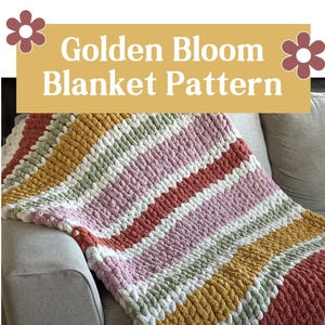 Peut inclure: Une couverture rayée faite à la main, aux couleurs variées, dont le blanc, le rose, le vert, le jaune et le rouge. La couverture est posée sur un canapé gris. Le texte "Golden Bloom Blanket Pattern" est affiché en haut de l'image.
