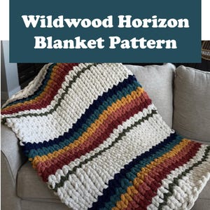 Könnte beinhalten: Eine dicke Strickdecke mit einem gestreiften Muster in den Farben Weiß, Rot, Orange, Gelb, Türkis, Blau und Grün. Die Decke liegt über einem Sofa.