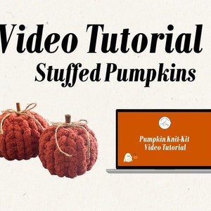Peut inclure: Tutoriel vidéo sur la façon de tricoter des citrouilles rembourrées. La vidéo est affichée sur l'écran d'un ordinateur portable avec le titre "Pumpkin Knit-Kit Video Tutorial". Deux citrouilles tricotées rouges sont montrées au premier plan.