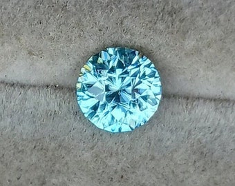 Prachtig blauw zirkoon.  Op maat gemaakt in Colorado.  Cambodjaanse blauwe zirkoon.  Sterk reflecterende en extreem heldere edelsteen.