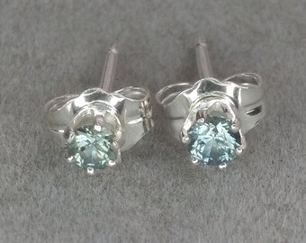 Pendientes de zafiro de Montana.  Zafiros de Montana Rock Creek de 3 mm.  Pendientes push-back de plata de primera ley.