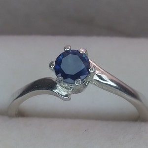 Anello con zaffiro blu Montana.  Anello d&#39;argento.  Zaffiro sfaccettato a 4,11 mm. Zaffiro blu intenso