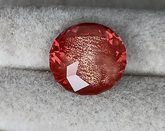 Piedra solar de Oregón. Piedra solar Schiller de cobre. 12 mm. Tallada a medida en Colorado. Gema estadounidense suelta y facetada. Piedra solar Schiller de color naranja rojizo.