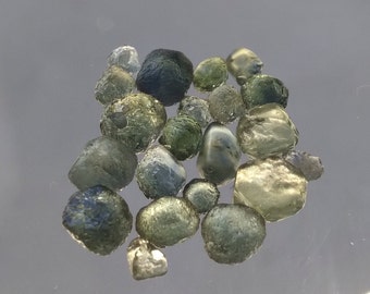 Montana sapphire gem rough.  Facet grade sapphire from rock creek Montana.  LOT of 21 rough sapphires.