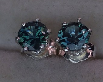 Pendientes de zafiro Montana verde azul.  Ajustes plateados.  Zafiro americano facetado.