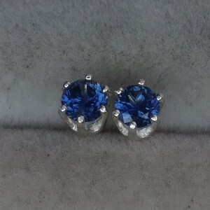 Puede incluir: Un par de pendientes de plata con piedras preciosas azules.