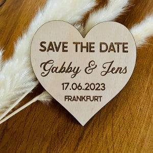 Save The Date Karte aus Holz Herzform
