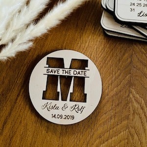 Save The Date Karte aus Holz rund Nachname