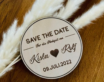 Save the Date card made of wood, round