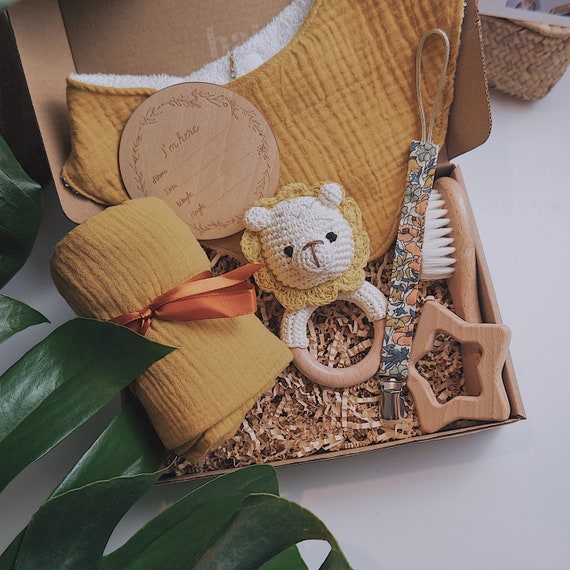 Fille Avec Des Cadeaux De Noël Adulte / Jeune Fille Adulte, Modèle à  L'intérieur Du Nouvel An, Déballe Les Cadeaux De Noël Dans L'emballage