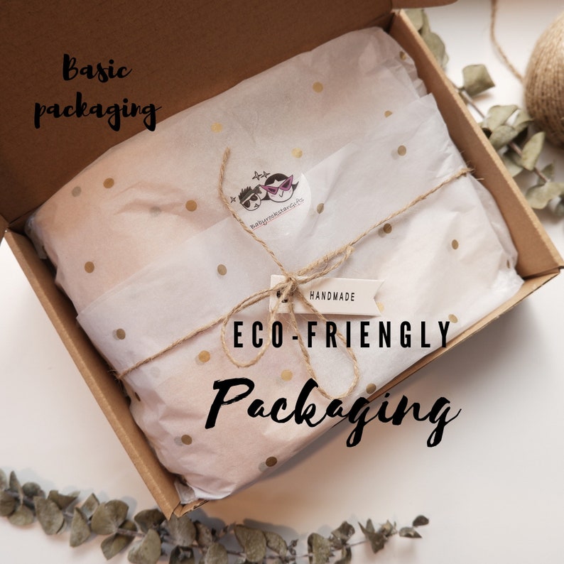Peut inclure: Une bo&icirc;te en carton marron avec un rev&ecirc;tement en papier de soie blanc &agrave; pois dor&eacute;s. Le papier de soie est attach&eacute; avec de la ficelle et une petite &eacute;tiquette blanche qui dit "HANDMADE ECO-FRIENDLY Packaging". La bo&icirc;te est ouverte et le papier de soie est visible. Le texte "Basic packaging" est &eacute;crit sur la bo&icirc;te.