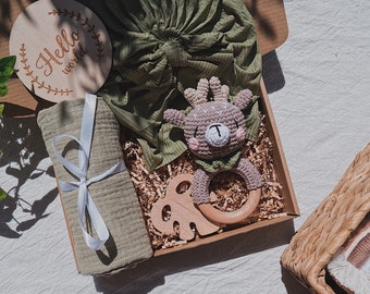Coffret cadeau nouveau-né : hochet chevreuil au crochet fait main, jouets en bois